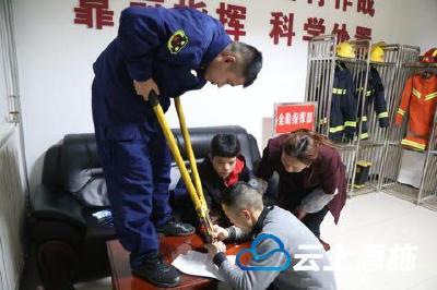 利川：小孩手指被卡 消防巧施救