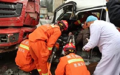 两车相撞一人被困 利川消防紧急救援