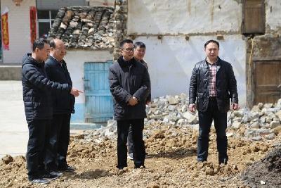 吕金施赴建始县调研督办脱贫攻坚工作