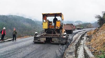 巴东公路：省道巴来线改建工程进入路面铺装
