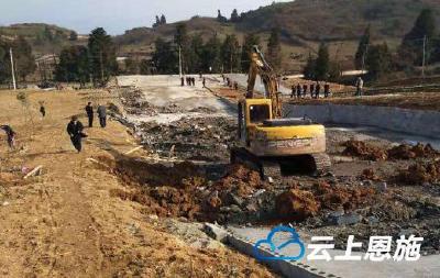 利川：齐岳山一村民违法抢建旱滑场，被强制拆除