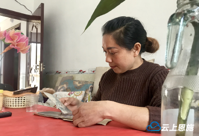 春拂贫困村 | 建始“巧媳妇”撑起脱贫“半边天”