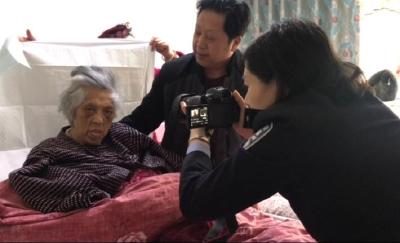  暖心服务：民警上门为卧病老人办身份证 