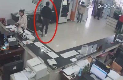 网逃在建始办出入境证件，窗口民警机智应对将其抓捕归案 