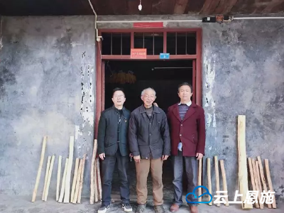 亮身份 记宗旨，巴东瓦屋场村为党员悬挂“共产党员家庭”标志牌 