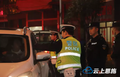 利川警方“双警”作战严查酒驾