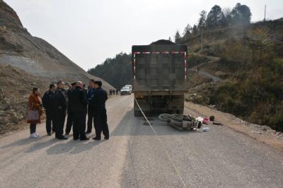 事故档案︱倒车时未注意后面情况，挂倒摩托车，致乘客死亡