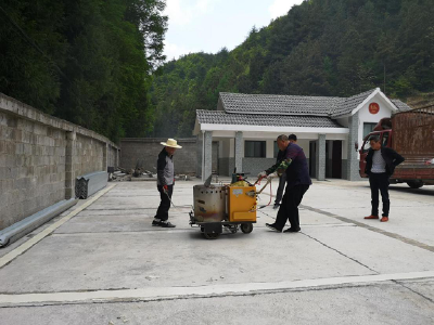 利川公路：完成交通公厕服务区停车位标线工作