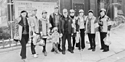 瞧这一大家子： 三代28人 都想当军运志愿者