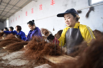 来凤：搬迁贫困户“微工厂”就业