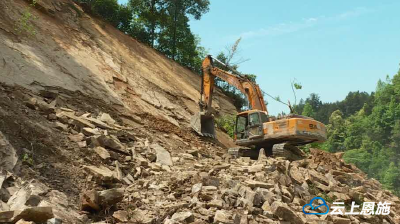 来凤这条通往龙山的必经之路动工了 改造后将惠及万余人 