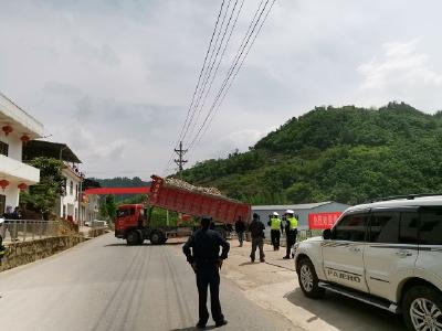 巴东公路：开展联合执法 全面提升路域环境