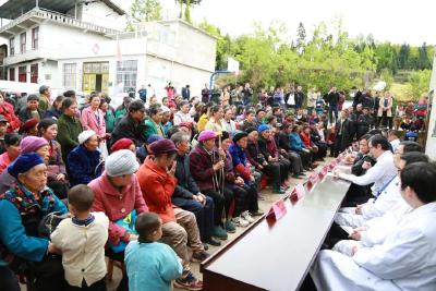 昨日，这里的村民争先恐后围住他们…