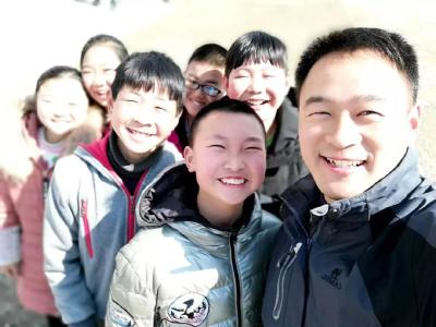 湖北唯一！恩施这位教师获“中国青年五四奖章”！马云曾为他颁奖！