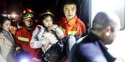 暖心！小货车失控撞民房小女孩被困驾驶室 消防员“公主抱”救人送医