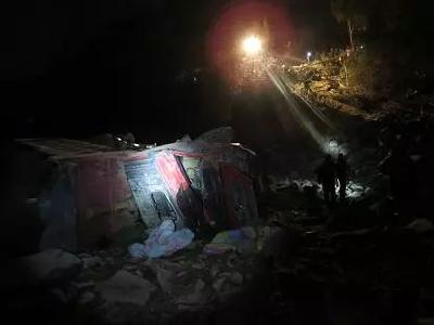 事故档案 | 重型自卸货车严重超载压垮路基下翻，驾驶员当场死亡