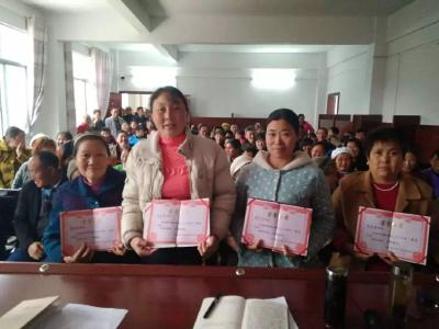 【脱贫攻坚】红岩村召开2019年贫困户表彰暨魔芋种植培训大会