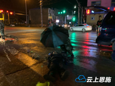 昨晚，利川一三轮车侧翻，他为车主雨中撑伞