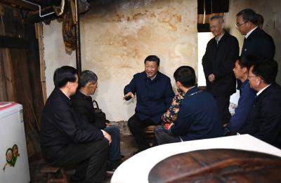 习近平在重庆考察并主持召开解决“两不愁三保障”突出问题座谈会