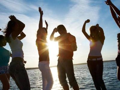 工作996，生病ICU？关注：年轻人该如何奋斗？