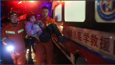 湖北恩施：抓住我的手，别害怕。  小女孩被困货车  恩施消防温情救援