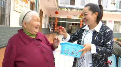 关爱老人传递爱心！建始农场主将暖心草莓送进福利院