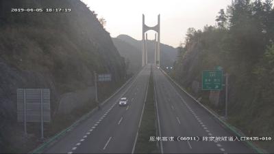 恩施两少年在高速公路上行走，民警追了近500米，结果出人意料
