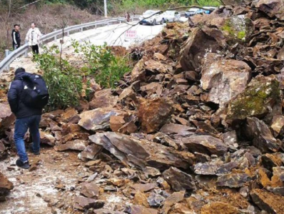 建始一路段发生山体滑坡，目前已恢复交通