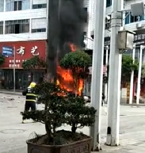 视频丨鹤峰：一烧烤店煤气罐起火爆炸 消防冒险紧急救援