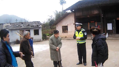 利川：七旬老人欲横穿高速 民警及时劝阻