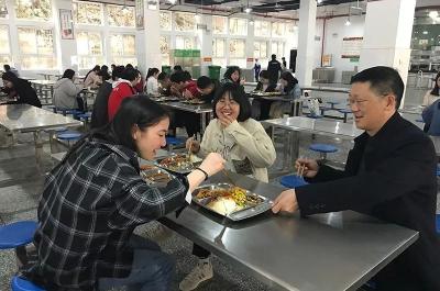 孩子吃得放心不？新制度来了：校长要陪着一起吃…恩施情况如何？