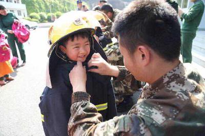 建始萌娃走进“红门”，“零距离”体验消防员生活