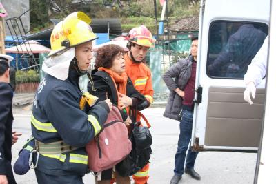  建始：绕城线突发车祸 建始消防急速营救