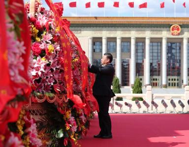 图文故事丨习近平的英雄情怀