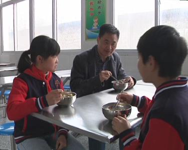 记者探访 :看恩施的校长如何陪餐 