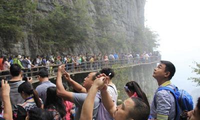央视聚焦：假期恩施大峡谷游客量达限量峰值