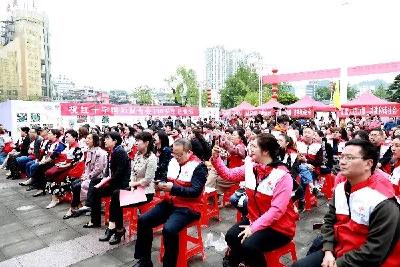 今天，她72岁，恩施为她庆生……