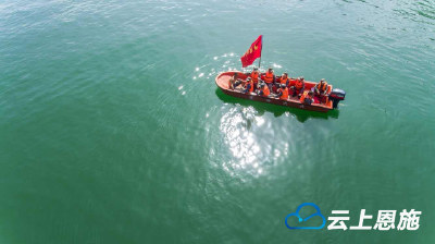 “水位超出警戒线，堤坝出现险情，群众被困水中...”危急时刻，建始县100多名应急救援人员迅速出动....