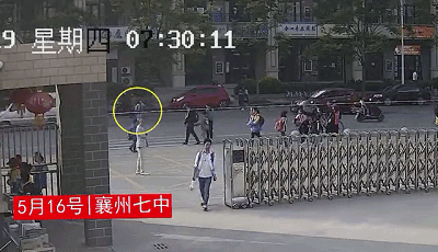 揪心！湖北一名小学生校门口被撞飞！这一细节请牢牢记住，别再让类似事情发生.....