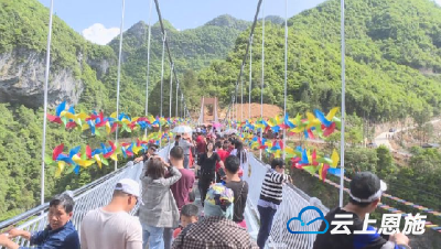 家门口的景点！鹤峰石龙洞玻璃桥开业了~