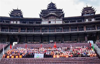 恩施大峡谷“快闪”深情唱响《我和我的祖国》，献礼祖国七十华诞