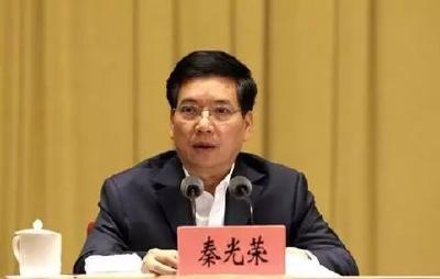 秦光荣“主动投案”，就等于“自首”吗？