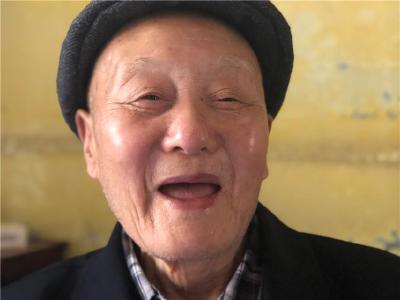 95岁老人隐藏身份60多年 网友：这才是最值得上热搜的人！