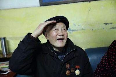 央视《新闻联播》：习近平对张富清同志先进事迹作出重要指示强调 积极弘扬奉献精神 凝聚起万众一心奋斗新时代的强大力量