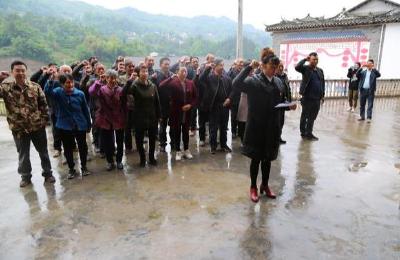 恩施洞下槽村：红红牌子挂起来 党员身份亮出来