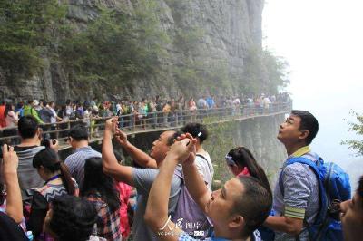  【五一第二天】我州各大景区已经开启“人打堆”模式...