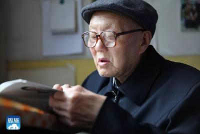 中宣部组织中央及省级媒体采访团到来凤采访，他们的焦点是...