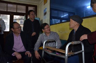 州中心医院为“战斗英雄”张富清体检