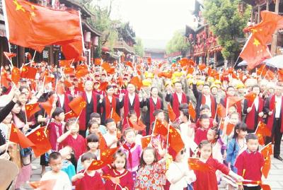 国网恩施供电公司一线电力职工与各族人民群众在土家女儿城深情唱响《我和我的祖国》