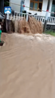 快讯 | 鹤峰县部分乡镇突降暴雨，河水暴涨、房屋被淹、居民出行受阻……